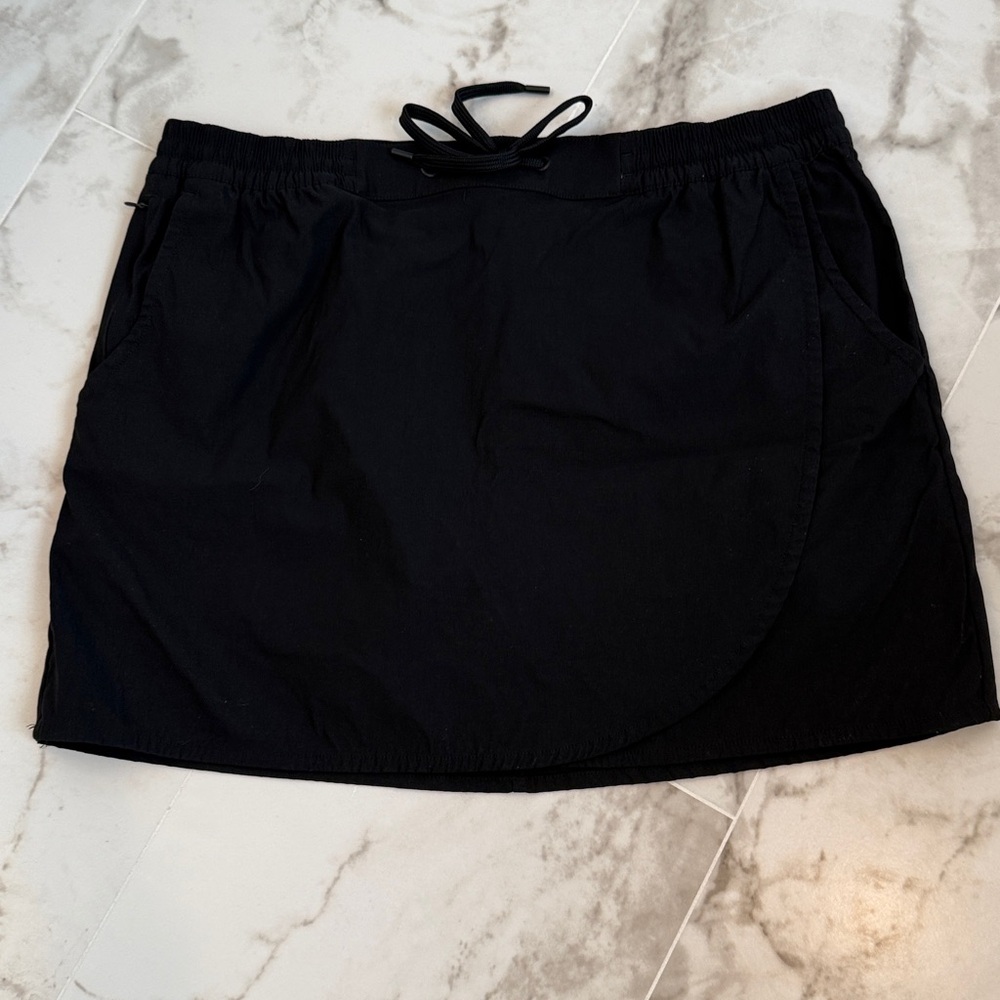 🥰Eddie Bauer Black Tulip Hem skirt with inner shorts 
Size L